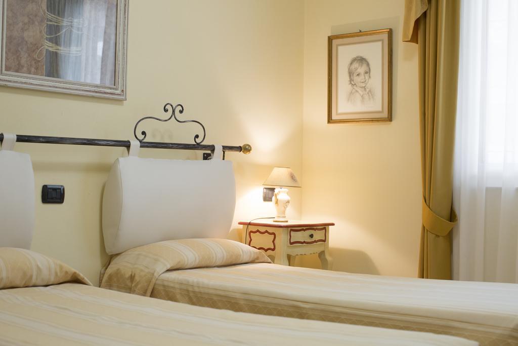 Relais Du Lac เดเซนซาโนเดลการ์ดา ภายนอก รูปภาพ