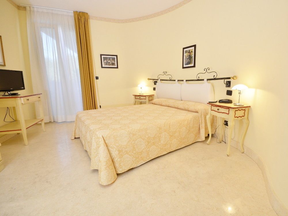 Relais Du Lac เดเซนซาโนเดลการ์ดา ภายนอก รูปภาพ