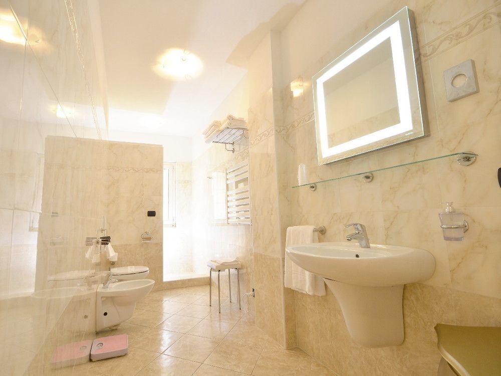 Relais Du Lac เดเซนซาโนเดลการ์ดา ภายนอก รูปภาพ